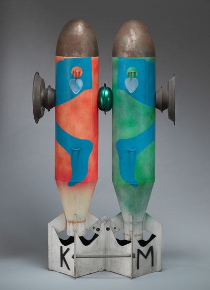 Kiki Kogelnik, <i>Bombs in Love</i>, 1964, Mischtechnik mit Plexiglas und Acryl auf Bombenhüllen, 121,9 × 25,4 × 63,5 cm, © 1964 Kiki Kogelnik Foundation. All rights reserved