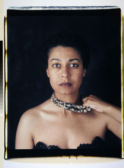 Maud Sulter,<i>Les Bijoux VII</i>, 9-teilige Serie: Großformat-Polaroids, 2002–2006, Courtesy: Nachlass von Maud Sulter © Nachlass von Maud Sulter, Alle Rechte: Bildrecht / Artimage 2024