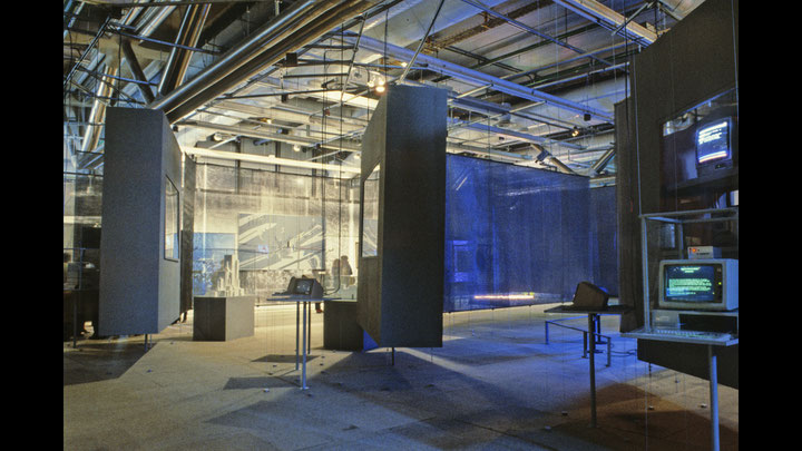 <i>Les Immatériaux</i>, Centre Pompidou, Paris, 1985, Ausstellungsansicht, Station „Labyrinthe du language" und „Architecture plane", Foto: Jean-Claude Planchet, Centre Pompidou, MNAM, Bibliothek Kandinsky