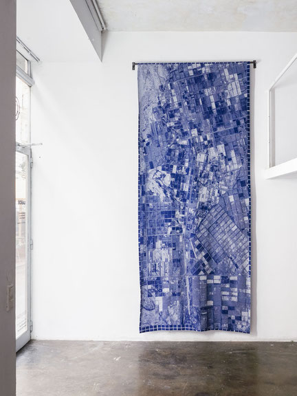 Olena Newkryta, <i>Ornament & Crime</i> (2023), Installationsansicht, Foto: Tina Kult