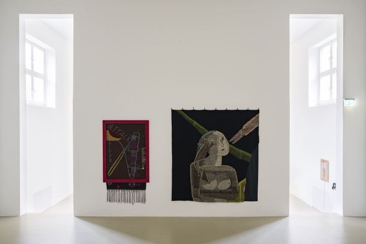 <i>Key Operators. Weben und Coding als Mittel feministischer Geschichtsschreibung</i>, Installationsansicht mit Arbeiten von Charlotte Johannesson und Johanna Schütz-Wolff, Kunstverein München, 2024, Foto: Maximilian Geuter