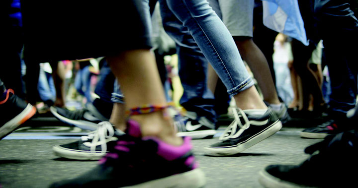Sebastián Díaz Morales, <i>Miles marchan (Thousands March)</i>, Ein-Kanal-Video, 2021, Stills, © Sebastián Díaz Morales