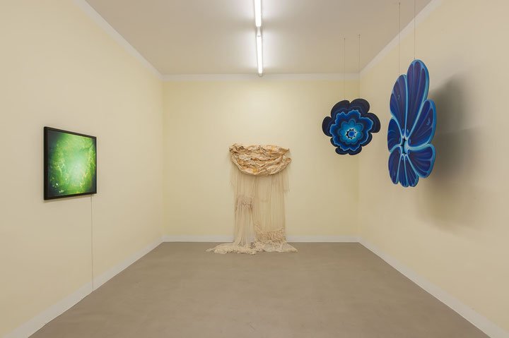 <i>A Tragical Romance</i>, mit Arbeiten von Leah Clements, Rebecca Jagoe, Korallia Stergides und Marianne Vlaschits, kuriert von Mariana Lemos für WONNERTHDEJACO, 2024, Foto: Flavio Palasciano