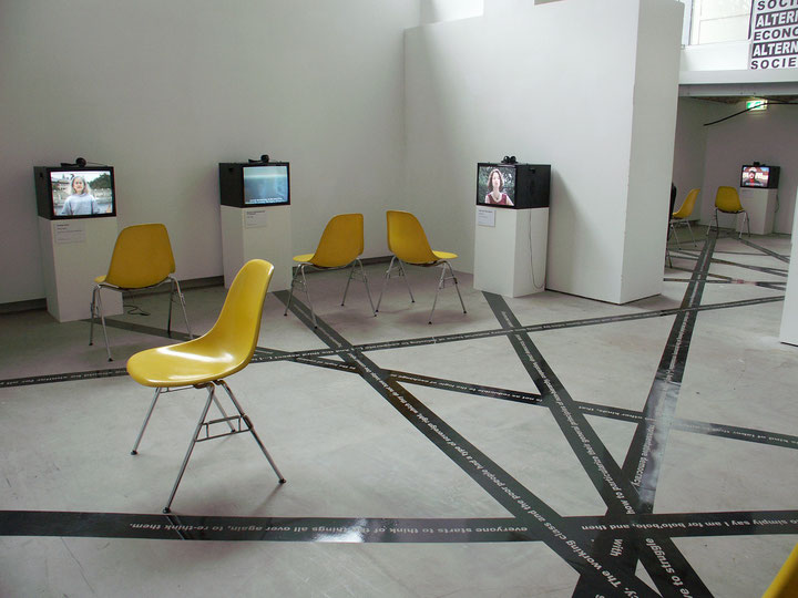 Oliver Ressler, Alternative Economics, Alternative Societies, seit 2003 laufendes Ausstellungsprojekt, Installationsansicht: Stroom, Den Haag, 2007, Courtesy Oliver Ressler