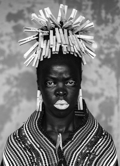 Zanele Muholi, <i>Bester I, Mayotte</i>, 2015, © Zanele Muholi, Aus der Serie <i>Somnyama Ngonyama</i>, 2012-16, Courtesy: Stevenson, Cape Town/Johannesburg und Yancey Richardson, New York