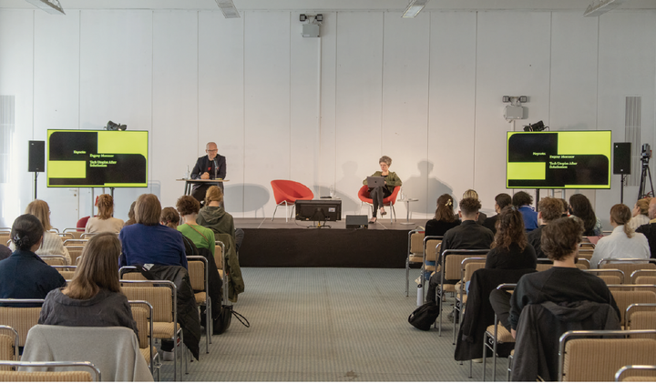 Konferenz <i>The Digital Divide</i>, Stasi-Zentrale. Campus für Demokratie, Panel mit Evgeny Morozov und Katrin Becker, 12. Berlin Biennale für zeitgenössische Kunst, 2022 Foto: Silke Briel
