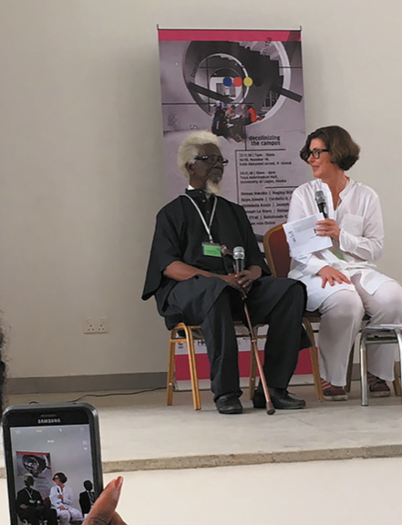 Demas Nwoko, Künstler und Architekt, im Gespräch mit Marion von Osten in dem von ihr kuratierten Symposium <i>Decolonizing the Campus</i> an der Universität von Lagos, Nigeria, 2018, Foto: Georg Schöllhammer