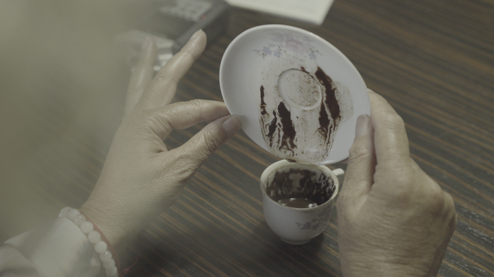 Ausschnitte aus einer Kaffeesatzlesung in Istanbul