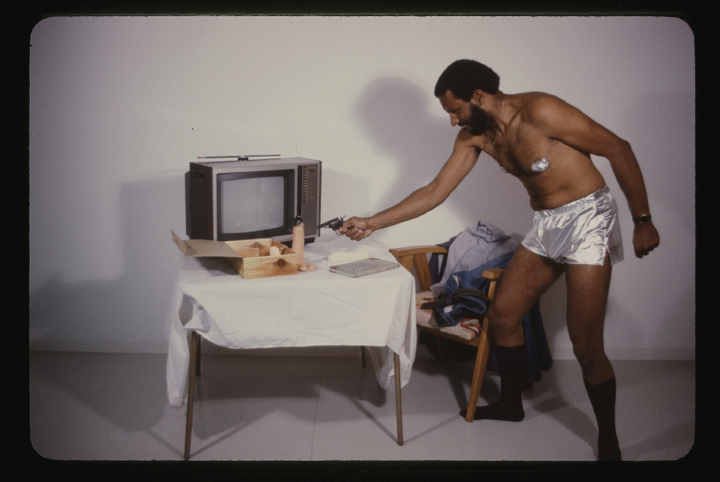 Ulysses Jenkins <i>Just Another Rendering of the Same Old Problem</i>, Fotografie, 1979Performance am Otis College of Art and Design, Los AngelesCourtesy: Ulysses Jenkins, Foto: Nancy Buchanan