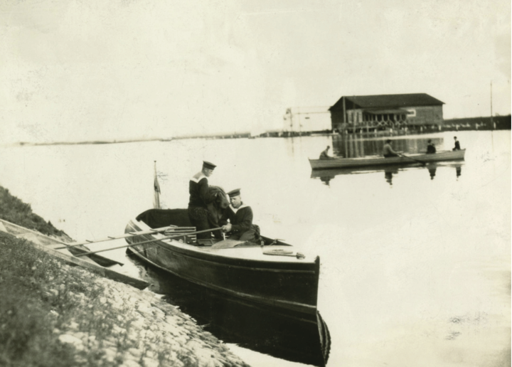Louise Arber Boyd, Boat used by Louise Boyd during her time in Pinsk (Belarus), 1934, American Geographical Society Library Photo Collection, University of Wisconsin Milwaukee Libraries.