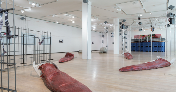 Natascha SadrHaghighian <i>Now that I can hear myeyes hurt (Tumult)</i>, Installationsansicht, Städtische Galerie im Lenbachhaus und Kunstbau München, 2023, Foto: SimoneGänsheimer