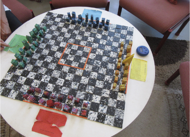 Gudskul, <i>Collective of Collectives Chess</i>, Brettspiel im Rahmen der documenta fifteen, Fridericianum, Kassel, 2022, Foto: Susanne Lummerding