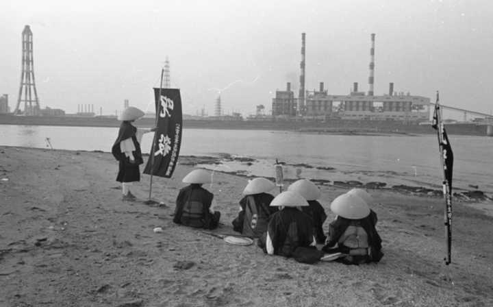 Mitsutoshi Hanaga/Jusatsu Kito SodanGruppe von Mönchen, die den Fluch des Todes bringt, 1970, Courtesy: Mitsutoshi Hanaga Project Committee (Taro Hanaga, Gallery Kochuten and Aoyama Meguro), Foto: Mitsutoshi Hanaga