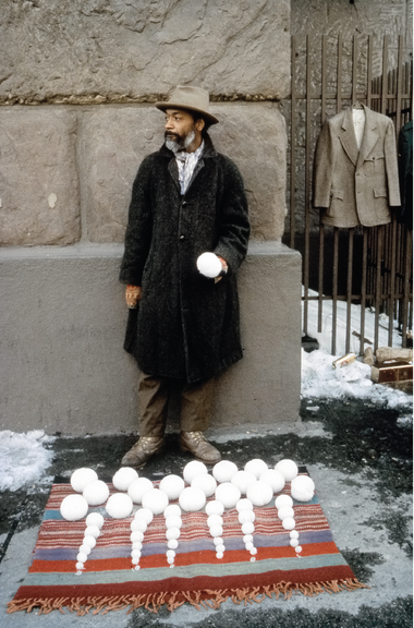 David Hammons, <i>Bliz-aard Ball Sale<i>, 1983, Courtesy: Tilton Gallery, New York, Foto: Dawoud Bey