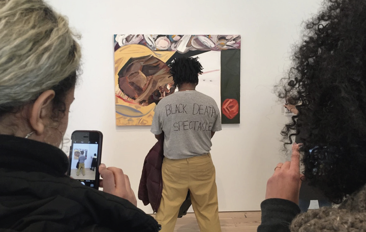 Parker Bright vor dem Gemälde <i>Open Casket</i> von Dana Schutz während der Whitney Biennale 2017, Quelle: Twitter/The Guardian online