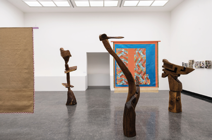 <i>File Under Freedom</i>, Ausstellungsansicht, Bergen Kunsthall, Skulpturen von Thaddeus Mosley, Lisa Alvarado – Thalweg (Traditional Object)(von der Decke hängend) und Wandarbeiten von Matana Roberts, Foto: Thor Brødreskift