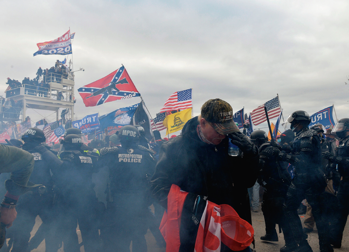 Trump-Anhänger schwenken die Konföderiertenflagge und stoßen mit Polizei und Sicherheitskräftenzusammen, als sie am 6. Januar 2021 versuchen, das US-Kapitol in Washington zu stürmen© Joseph Prezioso/AFP/picturedesk.com