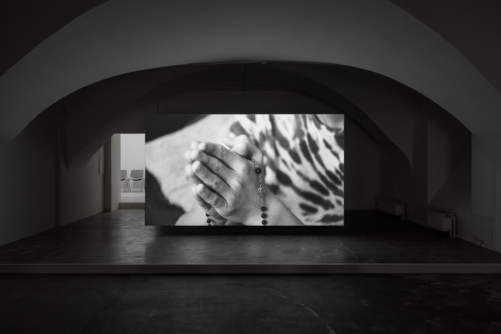 Josef Dabernig, <i>Lacrimosa</i>, Film, 2024 Ausstellungsansicht, Lacrimosa, Grazer Kunstverein, 2024, Foto: kunst-dokumentation.com