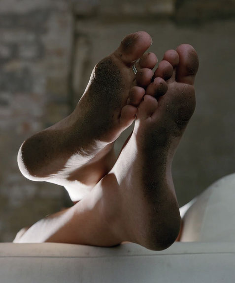 Torbjørn Rødland, <i>Dirty Feet</i>, 2023, chromogener Druck, Bild 57 x 45 cm, Rahmen 59,5 x 47,5 cm Courtesy: Torbjørn Rødland und Galerie Eva Presenhuber, Zürich/Wien, © Torbjørn Rødland