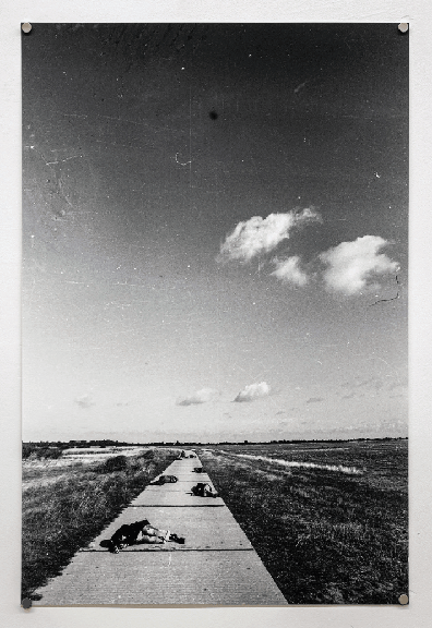 Clara Mosch, <i>Plattenweg, Pleinair Hiddensee</i>, 1975, reproduzierte Fotografie, Print von digitalisiertem Kleinbildnegativ,  Courtesy: Lindenau-Museum, Altenburg, Archiv Ralf-Rainer Wasse, VG BildKunst, Bonn, Foto: Roozbeh Gholami und Lennart Wolff
