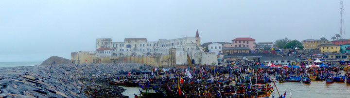 Cape Coast Castle (heutiges Ghana) stellt eine der am heftigsten mit Auslöschung verbundenen imperialenArchitekturen des trans atlantischen Menschenhandels dar. Foto: Fazil Moradi, Juni 2023