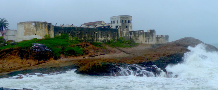 Cape Coast Castle (heutiges Ghana) stellt eine der am heftigsten mit Auslöschung verbundenen imperialenArchitekturen des trans atlantischen Menschenhandels dar. Foto: Fazil Moradi, Juni 2023