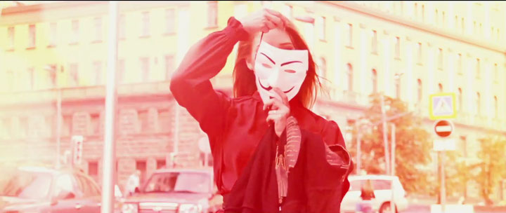 Die rechte Aktivistin Marija Katassonowa, die sich während des US-amerikanischen Wahlkampfs in Russland als glühende Anhängerin von Donald Trump positionierte, macht sich in einem Musikvideo über das Bild des allgegenwärtigen „russischen Hackers“ lustig