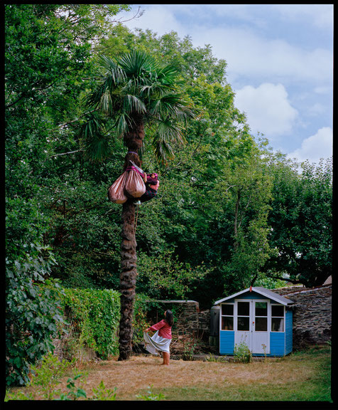 Nilbar Güreş, <i>Coconut Cutters</i>, 2018, C-Print, 170 x 140 cm, Courtesy: Galerie Martin Janda, Wien/ Galerie Tanja Wagner, Berlin/ Galerist, Istanbul