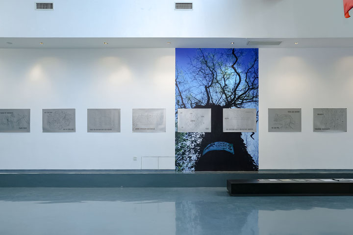 Oliver Ressler, <i>Contours of the Coming World</i>, Digitaldrucke auf Silberfolie, 2024 (Zeichnungen: Claudia Schioppa). Ausstellungsansicht, <i>Living Investment Risk</i>, BITDB Space, Peking, 2024