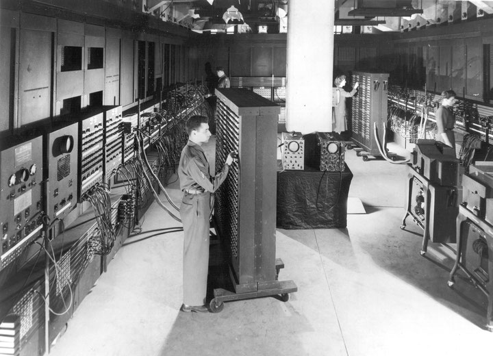 Cpt. Irwin Goldstein (vorne) an der Schaltvorrichtung des ENIAC, Moore School of Electrical Engineering, University of Pennsylvania, Quelle: U.S. Army