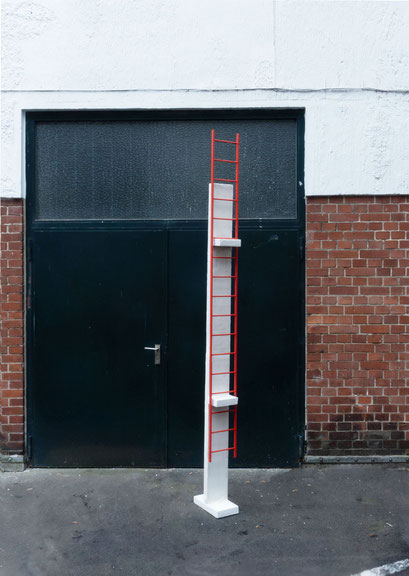 Nicoleta Auersperg, <i>Leiter (Notfall)</i>, 2024, Hartschaumfaserplatte, Putz, Pu-Schaum, Holz, Leim, Farbe, Courtesy: Nicoleta Auersperg