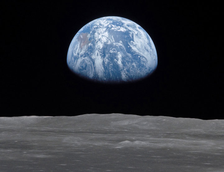 Earthrise, fotografiert am 24. Dezember 1968 vom Astronauten William Anders durch das Fenster der Apollo 8; NASA
