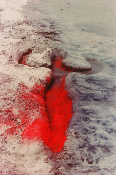 Ana Mendieta „Untitled (Silueta Series, Mexico)“, color photography, 1976 The Estate of Ana Mendieta Collection, LLC, Courtesy: Galerie Lelong, New York