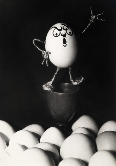 Kati Horna und Wolf Hamburger (WoTi), <i>Hitler-Ei</i>, 3/5, 1936, Schwarz-Weiß-Fotografie © Archivo Privado de Fotografía y Gráfica Kati y José Horna