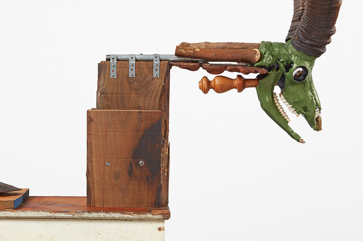Jimmie Durham Alpine Ibex, 2017, Steinbockschädel, Holz, Glas, Stahl, Acrylfarbe Courtesy: Jimmie Durham und kurimanzutto, Mexico Foto: Nick Ash