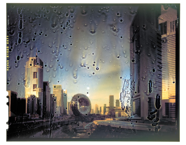 Ernst Logar, <i>Oil soaked</i>, 20214×5-Zoll-Lochkamera mit Rohöl auf Glasfilter, C-Print, Courtesy: Ernst Logar