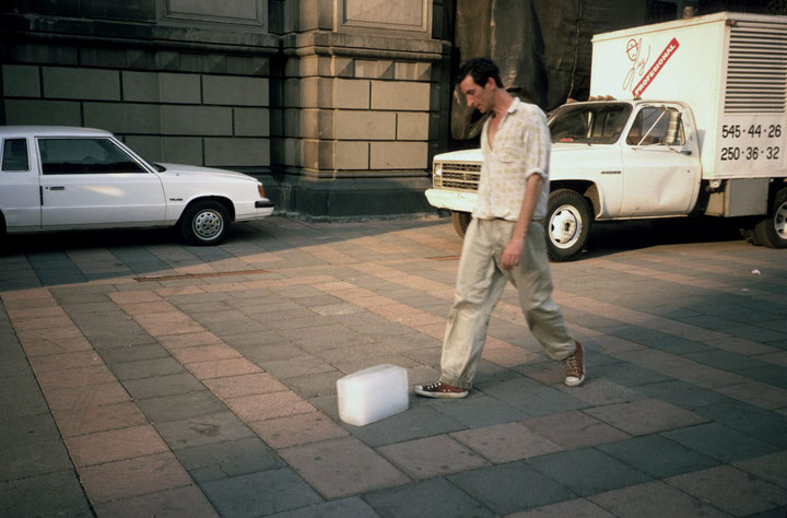 Francis Alÿs, <i>Paradox of Praxis 1 (Sometimes Making Something Leads to Not</i>, Dokumentation einer Aktion in Mexico City, 1997, Courtesy: Francis Alÿs und Galerie Peter Kilchmann, Zürich