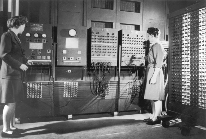 Die Programmiererinnen Betty Jean Jennings (links) und Fran Bilas (rechts) an der Steuervorrichtung des ENIAC, Moore School of Electrical Engineering, University of Pennsylvania, Quelle: U.S. Army/Archiv der ARL Technical Library