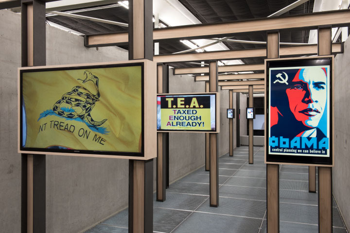 Jonas Staal <i>Steve Bannon: A Propaganda Retrospective</I>, 2018, Installationsansicht im Het Nieuwe Instituut, Rotterdam, Foto: Remco van Bladel, Courtesy: Jonas Staal