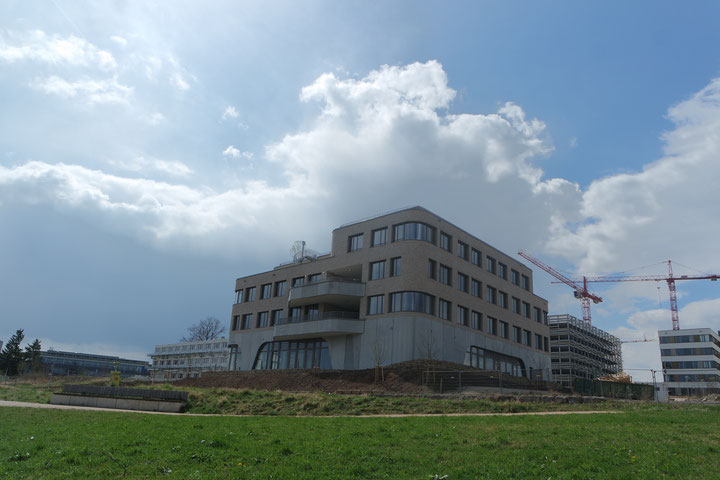 Amazon-Entwicklungszentren für Künstliche Intelligenz auf dem 'Cyber-Hill' in Tübingen. Dahinter das neue Parkhaus am alten Stadtrand, rechts und links neue Forschungsgebäude der Uni und der Max-Planck-Gesellschaft, Foto: Christoph Marischka