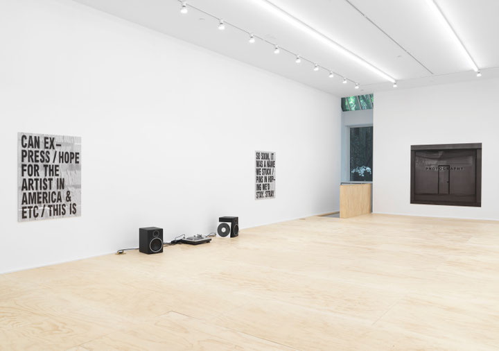 Shannon Ebner, <i>Stray</i>, Ansicht der Ausstellung 2017 Courtesy: Galerie Eva Presenhuber, New York