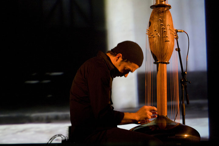 Victor Gama spielt die Totem Harp (Toha), ein selbstentwickeltes Saiteninstrument, © Victor Gama