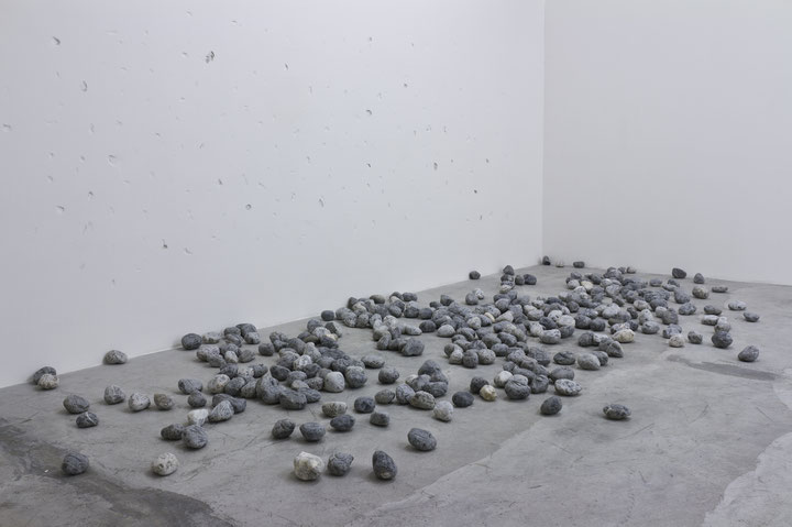 Etienne Chambaud, <i>Lapidation Piece</i>, 2012, aus der Ausstellung <i>Sinking Islands</i>, LABOR, Mexiko City, 2012