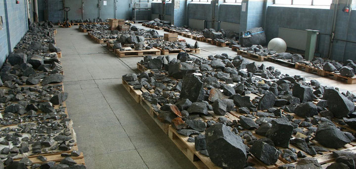 The small sorting hall in Berlin-Friedrichshagen with debris from Tell Halaf (March 2003), Courtesy: National Museums in Berlin (Olaf M. Teßmer)