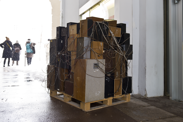 Clemens Leuschner, <i>Introverted stack of boxes (Russian version)</i>, 2006, photo: Kay-Uwe Rosseburg, from the exhibition <i>TONSPUR_expanded</i>