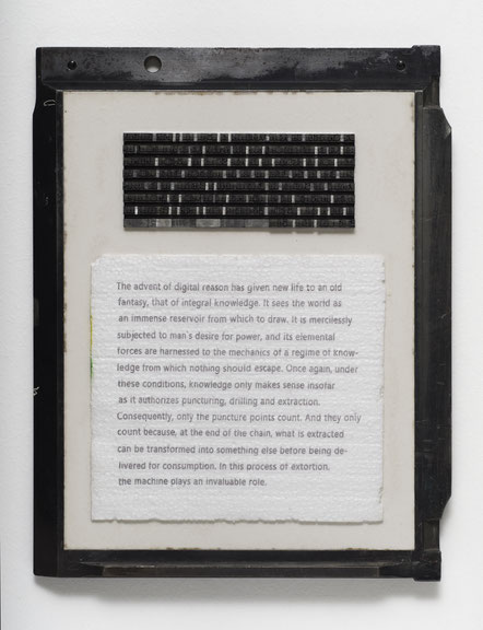 Christoph Weber, <i>Chase #02</i>, Schließrahmen, Bleisatz Antiqua 16p (Zitat ImmanuelKant), Inkjetprint auf Styropor (Zitat Achille Mbembe), Acrystal, 2023, Ausstellungsansicht, <i>Facing the Technosphere</i>, 2023, Galerie nächst St. Stephan – Rosemarie