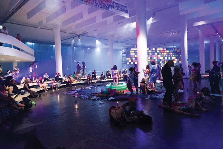 COMOclube, <i>Fake Ritual</i>, 2014, Performance auf der 31. Biennale von São Paulo, 2014, Fotos: Sofia Colucci