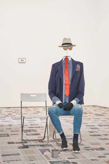 Claire Fontaine, <i>Headless Man</i>, 2016-19, Ausstellungsansicht <i>Your money and your life</i>, Galeria Av. Da Índia, Lissabon, 2019/20, © Claire Fontaine, Courtesy: EGEAC, Cultura em Lisboa/ Claire Fontaine/ Galerie Neu, Berlin