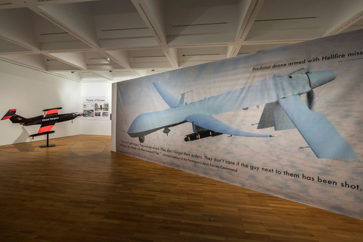 <i>Game of Drones</i>, Ausstellungsansicht, Airbus Do-Dt 25 und Martha Rosler, <i>Theater of Drones</i>, 2013, © Zeppelin Museum Friedrichshafen