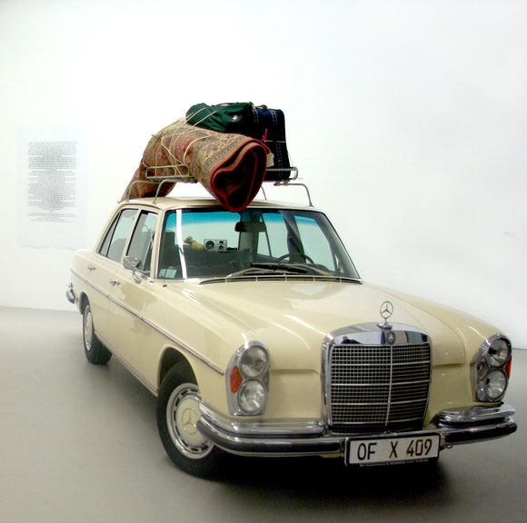 Anny und Sibel Öztürk, <i>Behind the Wheel</i>, 2003, Roadmovie in Form einer Installation